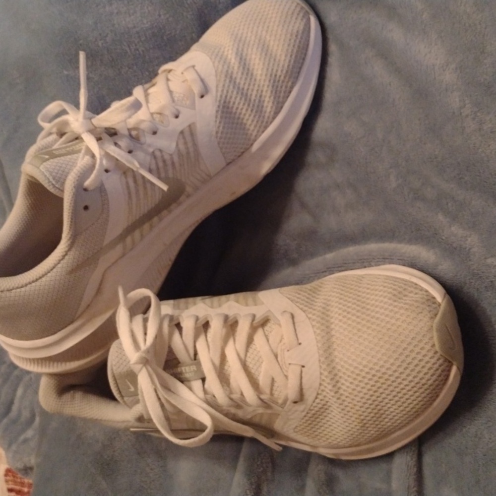 Tennis shoes . Worn approximately six times. No oder, clean and like new.